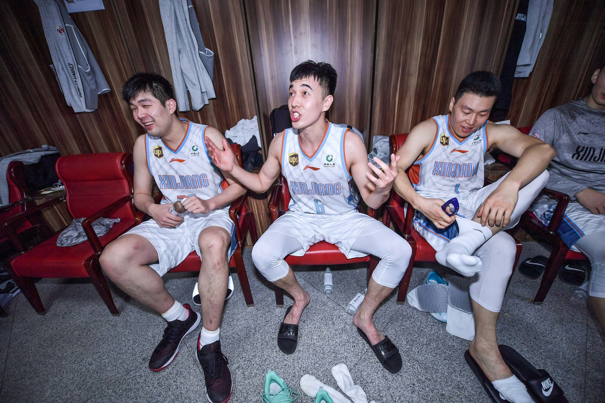 奥兰多魔术训练开放日，转会期复出首秀引欢呼，CBA季后赛在即，更衣室氛围转暖的简单介绍