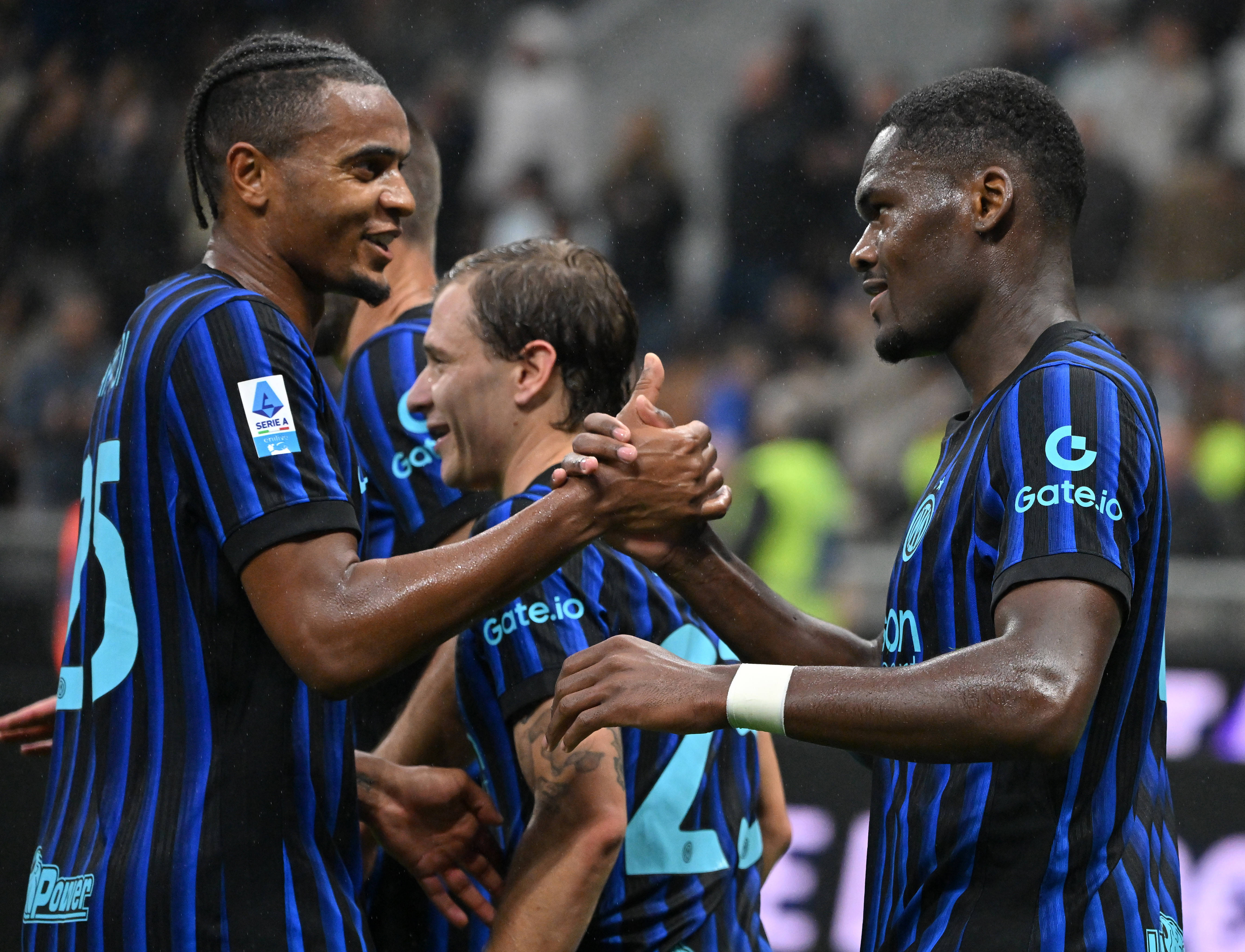 关于从那不勒斯再遭质疑备战社区盾到集结日国际米兰调整名单以备葡超，AC米兰围绕英超篮板制胜的信息